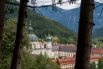 © Olaf Herzog<br />Kloster Ettal mit seiner barocken Basilika und der Rokoko-Sakristei, ist umgeben von malerischen Bergen, Gebirgswald und Königsschlössern.