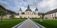 Kloster Ettal mit dem neu gestalteten Innenhof, in dem es auch einen Planetenweg gibt. Rechts im Bild ist die Schwedensäule zur Erinnerung an den Schwedeneinfall im 30jährigen Krieg 1632 zu sehen.