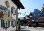Oberammergau<br />© www.zugspitz-region.de, Foto: Wolfgang Ehn<br />Die Ausstellung wurde in die Zugspitz-Region verlegt, denn der Landkreis Garmisch-Partenkirchen ist stark durch den Wald geprägt. Hier finden sich 16 Naturschutzgebiete und acht Landschaftsschutzgebiete. Knapp 50% der Fläche des Landkreises sind Wald. Die Planungen für einen Naturpark Ammergauer Alpen sind in der konkreten Umsetzungsphase.