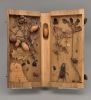 „Holzbuch aus dem Holz der Stieleiche“<br />Teil der Holzbibliothek Candid Hubers <br />© Haus der Bayerischen Geschichte <br /><br />Die große Holzbibliothek des Benediktinermönchs Candid Huber (1747-1813) umfasst mehrere 100 Exemplare. Tatsächlich handelt es sich nicht um Bücher, sondern um Holzschachteln jeweils befüllt mit einer Baumart und den dazugehörigen Zweigen, Blüten, Blättern, Früchten und Schädlingen. Besitzer solcher Holzbibliotheken, wie adelige Waldbesitzer, Klöster und Forstleute zeigten sich damit als Kenner der Botanik. 