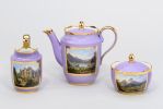Teile eines Kaffeeservices mit Veduten von Oberbayern<br />um 1847/50<br />© Bayerisches Nationalmuseum München; Fotograf: Bastian Krack<br /><br />Das komplette Kaffeeservice besteht aus Kaffee- und Milchkanne, Zuckerdose, sowie sechs Tassen mit Untertassen. Die hier zu sehende Kaffeekanne zeigen Ansichten von Tegernsee und Bad Kreuth (Vorder- und Rückseite), auf der Zuckerdose ist der Watzmann mit Berchtesgaden zu sehen und auf der Milchkanne ist Schloss Hohenschwangau abgebildet. Oft gingen solche 