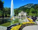 Schloss Linderhof<br />© Bayerische Schlösserverwaltung, Foto: K. Rainer<br /><br />Bauprojekte für Linderhof verfolgte König Ludwig II. schon ab 1868. Innerhalb mehrerer Jahre ließ der König das ehemalige Försterhäuschen seines Vaters Maximilian II. zu einem Schloss umbauen. Allmählich wurde der Almhüttenbau zur königlichen Villa. Die letzte Umbauphase des Schlosses erfolgte 1885/86. Linderhof war somit das einzige Bauwerk dessen Vollendung König Ludwig II. kurz vor seinem Tod 1886 noch erlebte.<br />Die Innenräume sind prunkvoll ausgestattet. Die mystische künstliche Venusgrotte wird derzeit renoviert – seit 2016 und es wird wohl noch bis Ende 2024 dauern und viele Millionen Euro kosten.<br />