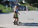 hier sieht man noch zünftige Lederhosen und fesche Dirndl.
