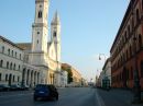 München mit den prächtigen breiten Straßen, ...