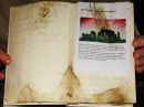 <br>
21.12.07<br>
Witzige Idee, hier ein Gipfelkreuz aufzustellen!
Ellen & Gerda
Frohe Weihnachten<br>
<br>
Eine Weihnachtsgeschichte zum Mitfreuen<br>
Angst und Schrecken herrschte bei den Urmenschen, als ihnen das erste Mal bewusst wurde, dass die Tage immer kürzer wurden und die Nächte immer länger. Sie fürchteten sich vor dem Ende der Welt.<br>
Ein Beobachtungsposten bemerkte, dass am 21. Dezember die Nacht am längsten gedauert hatte und am 22. Dezember wieder ein kleines bisschen kürzer wurde. Das beobachtete er noch 2 Tage, dann telte er die frohe Botschaft den anderen mit und sie feierten - Weihnachten.<br>
<br>
Am 24. 12.07, 15:30 Uhr bei herrlicher Sonne Gudrun, Hiltrud + Margit Gürtler<br>
<br>