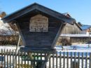 Auf dem Spielplatz im Andechser Machtlfing ist ein Stück Maibaum in einem Turngerät erhalten.