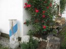 der liebevoll am Hauseck, bald rosenumrankt ...