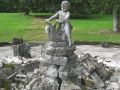 ist der schöne Delphin-Brunnen. Früher spuckte der Delphin Wasser; die Leitung ist noch zu erkennen.