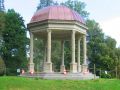 Frisch renoviert steht er auf der Anhöhe des Schackyparks mit Blick ins Gebirge und zum kleinen See, ...