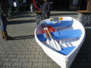Apropos Boot; das konnte man günstig kaufen inkl. Ruder und Loch für den Segelmast.